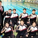 プールサイドで笑顔を見せる市川高水泳部の部員と川上潤也監督（右端）ら＝兵庫県市川町