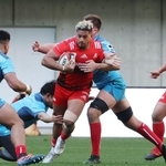 神戸-東京ベイ　前半、東京ベイのタックルを振り切って突進するトンガ出身の神戸・モエアキオラ（中央）＝ノエビアスタジアム神戸（撮影・長嶺麻子）