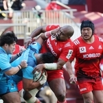 神戸ー東京ベイ　前半、東京ベイの攻撃を阻むトンガ出身の神戸・中島イシレリ（右から２人目）＝ノエビアスタジアム神戸（撮影・長嶺麻子）