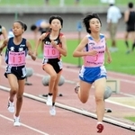 全国中学校体育大会陸上女子１５００メートルで終盤に高松智美ムセンビ（１３）らを振り切って優勝した小野南中時代の田中希実（３）。田中にとっても思い出深いレースだ＝２０１４年８月２０日、丸亀競技場（撮影・風斗雅博）