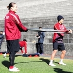 和やかな雰囲気の中、キャンプでの練習をスタートしたＤＦ酒井（左）ら神戸イレブン＝和歌山県上富田スポーツセンター（ｃ）ＶＩＳＳＥＬ　ＫＯＢＥ