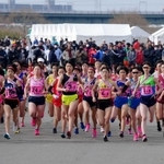 ２０２０年２月に開かれた県郡市区対抗駅伝。一斉にスタートする女子選手ら＝加古川市加古川町