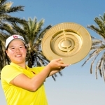 ゴルフのアジア太平洋女子アマチュア選手権で初優勝しシャーレを掲げる橋本美月（本人提供）