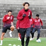 ＤＦ槙野（左）とともに浦和から加入した神戸のＭＦ汰木（中央）＝和歌山県上富田スポーツセンターⓒＶＩＳＳＥＬ　ＫＯＢＥ