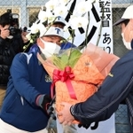 選抜出場を決め、花鉢を手渡される東洋大姫路・藤田明彦監督（左）＝２８日午後、姫路市打越の同校グラウンド（撮影・中西幸大）