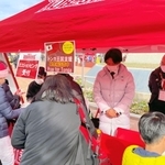 トンガ沖の大規模噴火と津波被害を支援するため、ラグビー神戸が設置した募金箱＝神戸市須磨区、ユニバー記念競技場