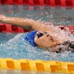 女子２００メートル個人メドレー決勝　背泳ぎでリードを広げる東谷中１年の小林愛茉