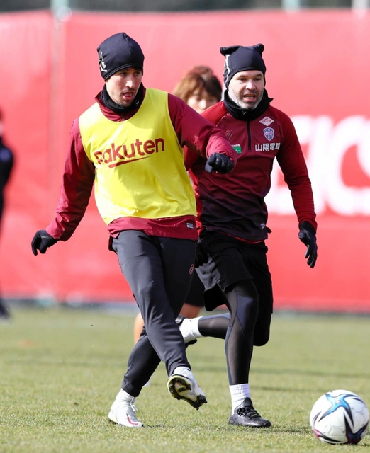 イニエスタ（右）とともにバルセロナで活躍したＦＷボージャン。２季目の本領発揮を誓う＝神戸市西区、いぶきの森球技場（ｃ）ＶＩＳＳＥＬ　ＫＯＢＥ