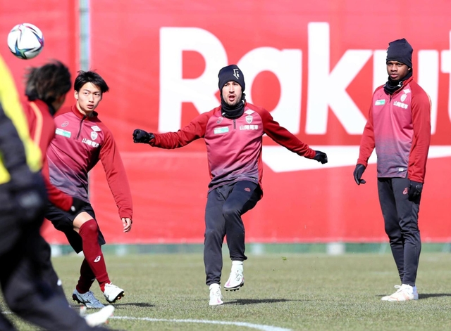 ２季目の本領発揮を誓う神戸のＦＷボージャン（中央）＝神戸市西区、いぶきの森球技場（ｃ）ＶＩＳＳＥＬ　ＫＯＢＥ