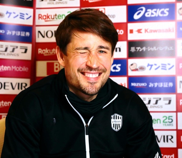 キャンプ中にオンライン取材を受け、笑顔でウインクする神戸のＦＷボージャン＝神戸市内のホテル（ｃ）ＶＩＳＳＥＬ　ＫＯＢＥ