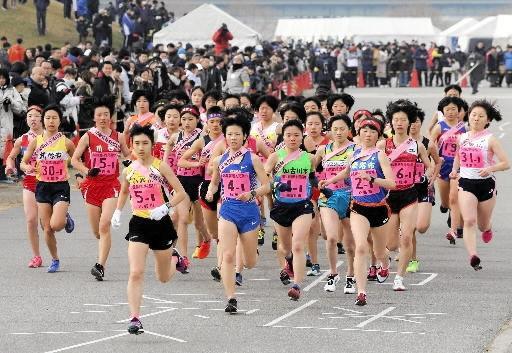 ２０１９年大会の女子１区で飛び出す田中希実＝加古川河川敷
