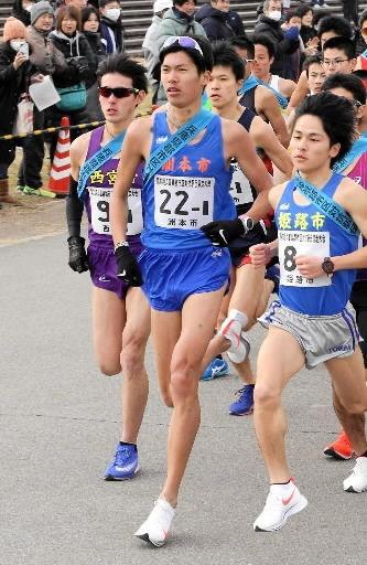 ２０１９年大会の男子１区で区間賞を獲得した坂東悠汰（中央）＝加古川河川敷