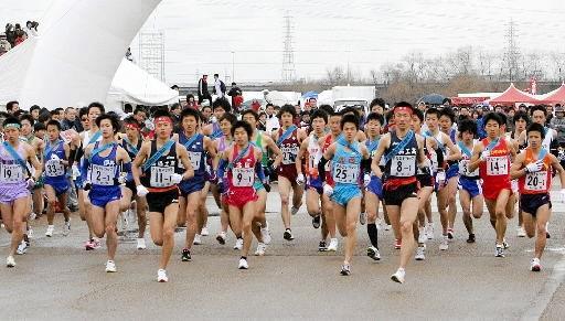 北村聡と八木勇樹による激しい一騎打ちが繰り広げられた２００８年大会の男子１区＝加古川河川敷