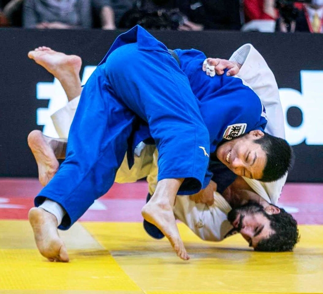男子８１キロ級決勝で攻める藤原崇太郎（左）（国際柔道連盟提供・共同）