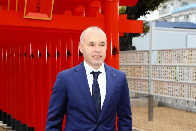 必勝祈願を終え、今季の意気込みを語るＪ１神戸のイニエスタ主将＝神戸市兵庫区、和田神社ⓒＶＩＳＳＥＬ　ＫＯＢＥ