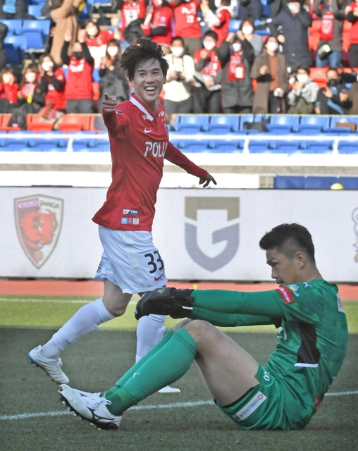 川崎-浦和　後半、２点目のゴールを決め喜ぶ浦和・江坂任（左）＝撮影・三好信也