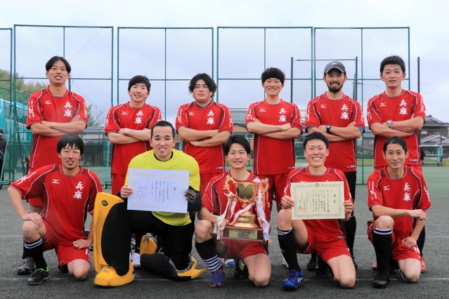 男子で初優勝を飾ったハーツのメンバー＝丹波篠山市、丹波篠山総合スポーツセンター