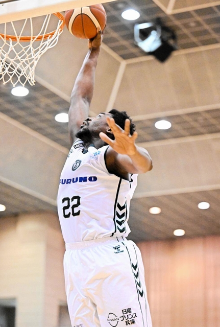 山形-西宮　第２クオーター、ダンクを決める西宮のムボジ