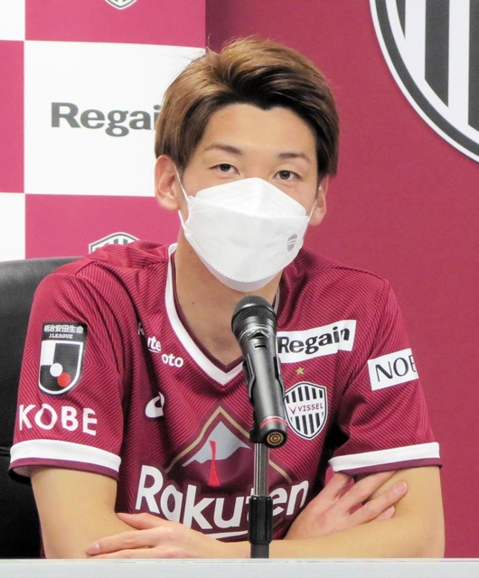 今季への意気込みなどを語る神戸の大迫＝ノエビアスタジアム神戸