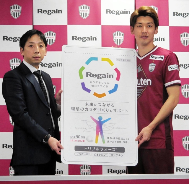 リゲインのアンバサダーに就任した神戸の大迫（右）と、アイムの丸山敦史部長＝ノエビアスタジアム神戸