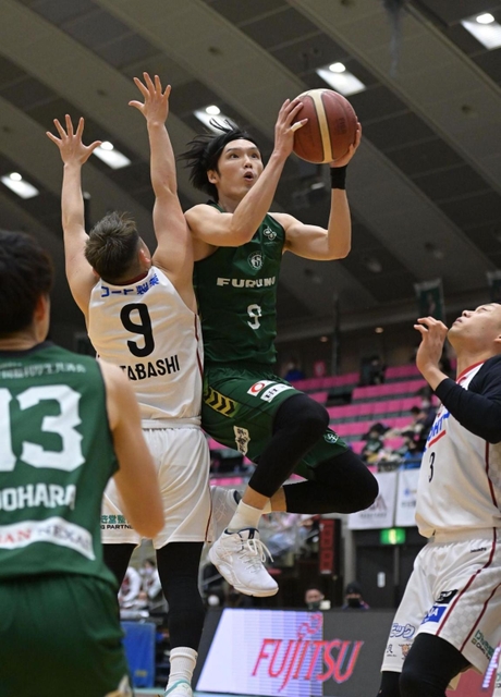 西宮-奈良　第４クオーター、西宮の谷（中央右）がシュートを決め、５８-４１とする（撮影・秋山亮太）