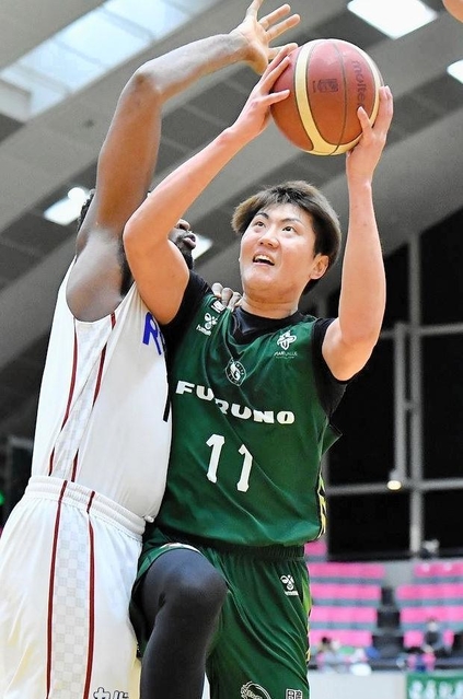 西宮-奈良　第１クオーター、ゴール下に攻め込む西宮の中西（Ｃ）B.LEAGUE