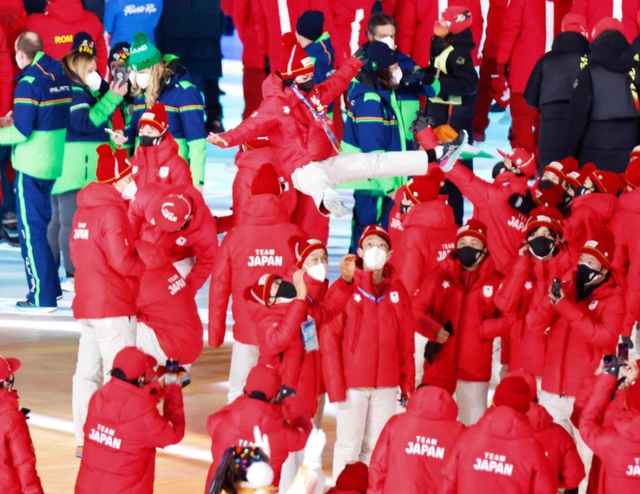 北京冬季五輪の閉会式で記念撮影する日本選手団。上は木原龍一に投げ上げられる三浦璃来＝２０日、北京