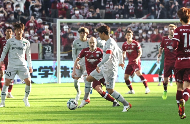 神戸－福岡　前半、先発した神戸のイニエスタ＝ノエビアスタジアム神戸（撮影・小林良多）