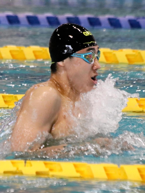 男子１５・１６歳２００メートル平泳ぎで優勝した竹内慶悟。予選では大会新記録を樹立した
