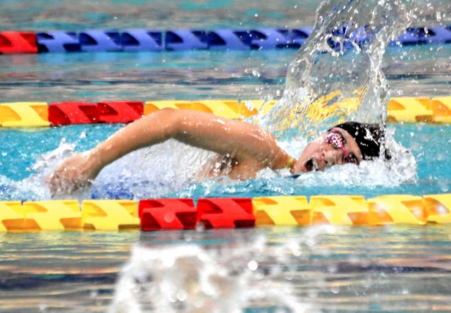 女子ＣＳ４００メートルリレーで力泳する今井陽花。５０メートル平泳ぎは県中学新記録で制した
