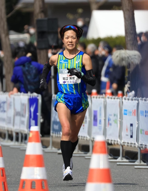女子１位でゴールへ向かう堀江美里＝２７日午前、大阪市中央区、大阪城公園（撮影・吉田敦史）