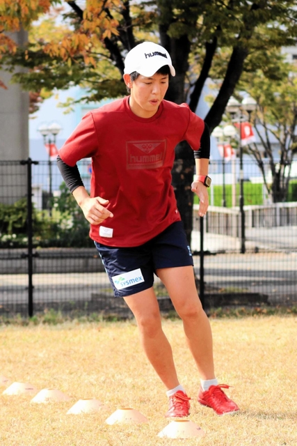 運動制限がなくなり、公園でトレーニングに励むＩＮＡＣ神戸の京川舞＝２０２１年１１月２日、神戸市東灘区向洋町中３