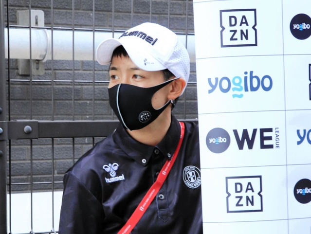 ＷＥリーグの試合運営に携わるＩＮＡＣ神戸の京川舞＝２０２１年９月２６日、堺市立サッカーナショナルトレーニングセンター