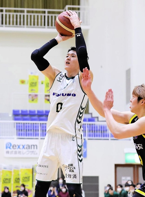 香川-西宮　第２クオーター、シュートする西宮の川村（左）。２１得点で１０連勝に貢献した