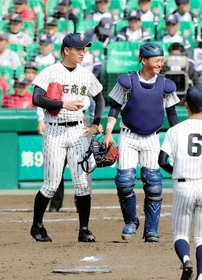 ２０１９年の選抜高校野球大会１回戦・国士舘戦でのピンチの場面に笑顔で中森俊介投手（左）に駆け寄る水上桂捕手＝甲子園球場