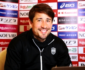 キャンプ中にオンライン取材を受け、笑顔を見せる神戸のＦＷボージャン＝神戸市内のホテル（ｃ）ＶＩＳＳＥＬ　ＫＯＢＥ