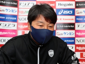 キャンプを総括し「より攻撃的なサッカーをしていきたい」と新シーズンに意気込む神戸の三浦監督＝神戸市内のホテルⓒＶＩＳＳＥＬ　ＫＯＢＥ