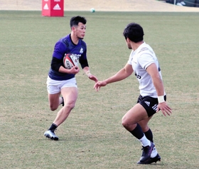 東葛戦で今季初先発を飾るＦＢ井関（左）。トライ奪取に情熱を燃やす＝神戸市東灘区御影浜町、神鋼灘浜グラウンド