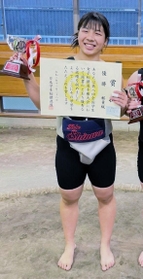 女子相撲の全国学生選手権の軽量級で優勝し、笑顔の古瀬愛恵＝東京都杉並区（本人提供）
