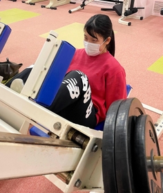 大学のジムで下半身を鍛える古瀬愛恵。目標は世界女王だ＝神戸市北区鈴蘭台北町、神戸親和女子大学