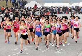 ２０１９年大会の女子１区で飛び出す田中希実＝加古川河川敷