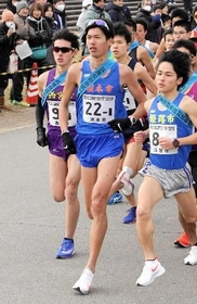 ２０１９年大会の男子１区で区間賞を獲得した坂東悠汰（中央）＝加古川河川敷