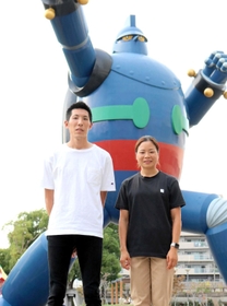 結婚した中野瞳（右）と衛藤昂さん＝２０２１年１０月１３日、神戸市長田区、若松公園