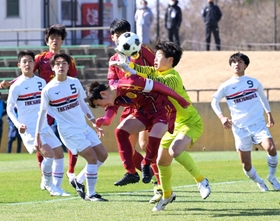 滝川第二-神戸弘陵　後半、神戸弘陵の村井陸斗（中央）が背中ではじいたボールがゴールに入り先制点となる（撮影・秋山亮太）