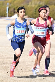 スタートから積極的に飛ばす田中希実（左）＝撮影・坂井萌香