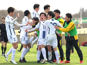 神戸弘陵-三田学園　後半、神戸弘陵の村井主将（１１）がゴールを決め、イレブンと喜び合う（撮影・秋山亮太）