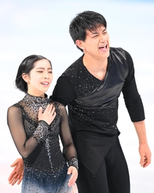団体ペア・フリーの演技を終え、ほっとした表情を見せる三浦璃来（左）、木原龍一組＝北京（撮影・堀内　翔）