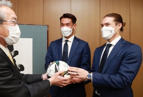 神戸新聞社を訪れ、高梨柳太郎社長（左）にサインボールを贈るＪ１神戸の槙野智章（中央）と酒井高徳（撮影・吉田敦史）