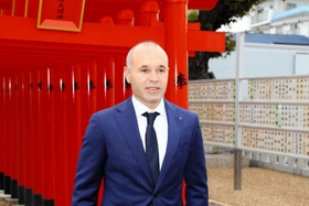 必勝祈願を終え、今季の意気込みを語るＪ１神戸のイニエスタ主将＝神戸市兵庫区、和田神社ⓒＶＩＳＳＥＬ　ＫＯＢＥ