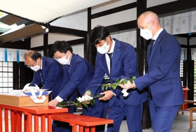 今季の飛躍を願い、玉串を奉納するＪ１神戸のイニエスタ主将（右端）ら＝神戸市兵庫区、和田神社ⓒＶＩＳＳＥＬ　ＫＯＢＥ